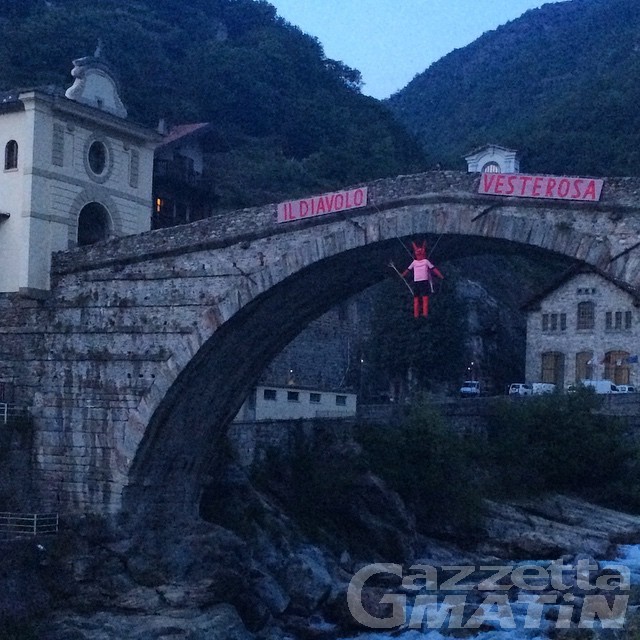 Ciclismo: la Valle vestita di rosa accoglie il Giro d’Italia Ciclismo: la Valle vestita di rosa accoglie il Giro d’Italia