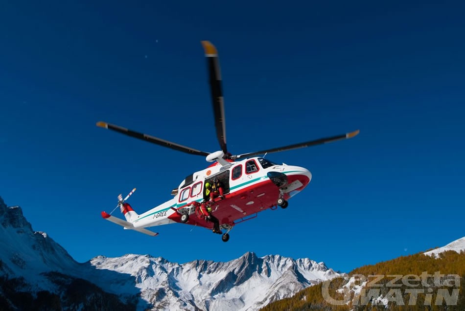 Scialpinista cade in un crepaccio a Gressoney: illeso Scialpinista cade in un crepaccio a Gressoney: illeso
