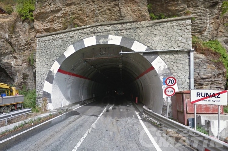 Incidente: auto investe ciclista; non è grave Incidente: auto investe ciclista; non è grave