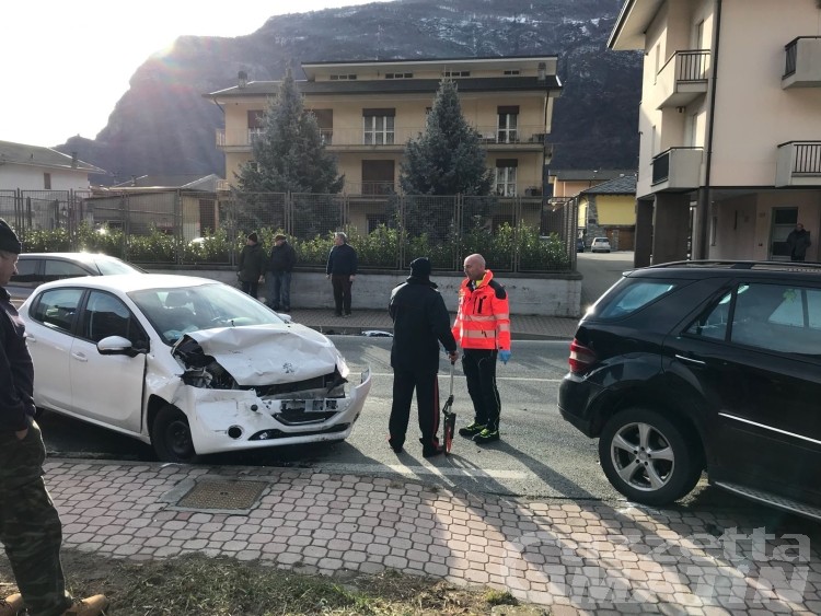 Scontro frontale tra auto, valdostana in gravi condizioni Scontro frontale tra auto, valdostana in gravi condizioni