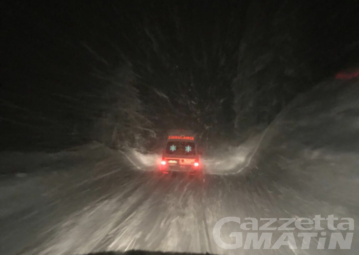 Cervinia: colpito da infarto, soccorso grazie a una ruspa che libera la strada dalla neve Cervinia: colpito da infarto, soccorso grazie a una ruspa che libera la strada dalla neve