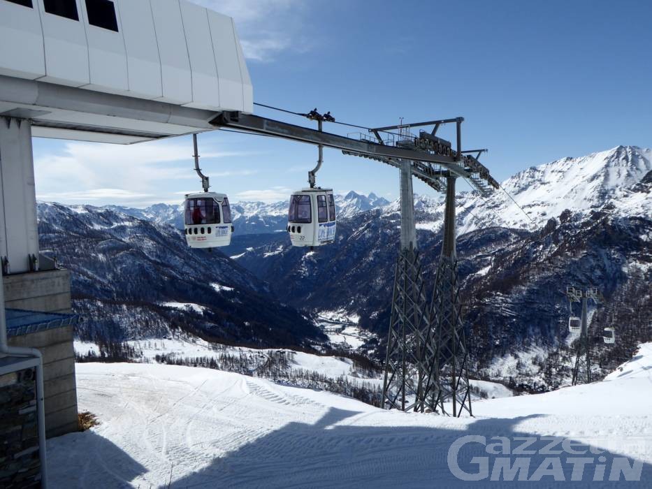 Maltempo: Cervinia, funivia bloccata un’ora e mezza a Cime Bianche Maltempo: Cervinia, funivia bloccata un’ora e mezza a Cime Bianche