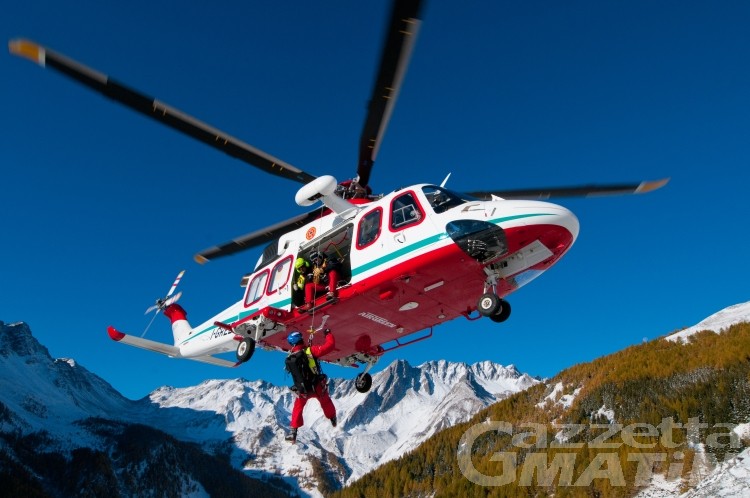 Soccorso alpino: freerider in un crepaccio, non è grave Soccorso alpino: freerider in un crepaccio, non è grave