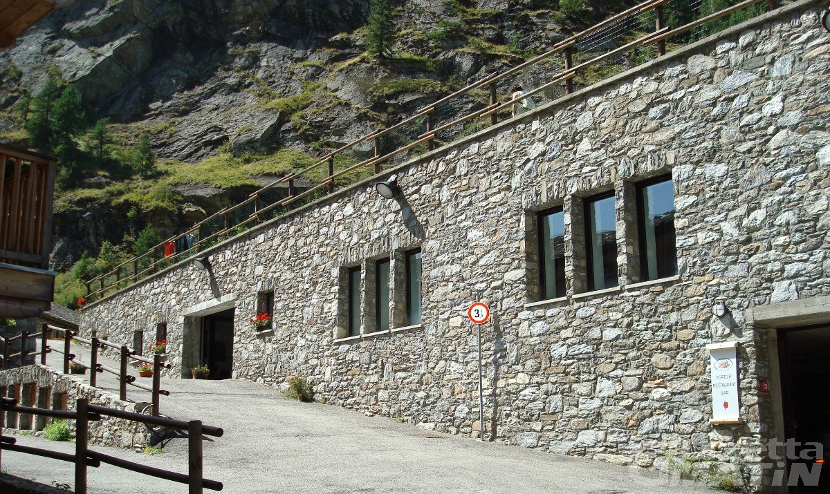 Incidente: cade da tetto innevato, ferito un ragazzo Incidente: cade da tetto innevato, ferito un ragazzo