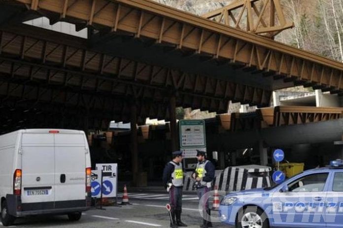 Courmayeur, arrestati due passeurs, accusati di favoreggiamento dell’immigrazione clandestina Courmayeur, arrestati due passeurs, accusati di favoreggiamento dell’immigrazione clandestina