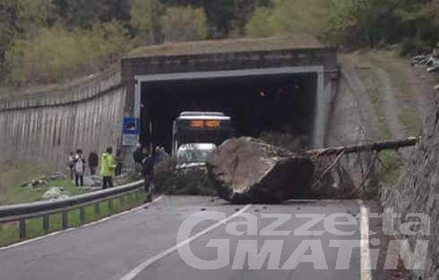 Masso cade sulla carreggiata, chiusa la strada di Cogne Masso cade sulla carreggiata, chiusa la strada di Cogne