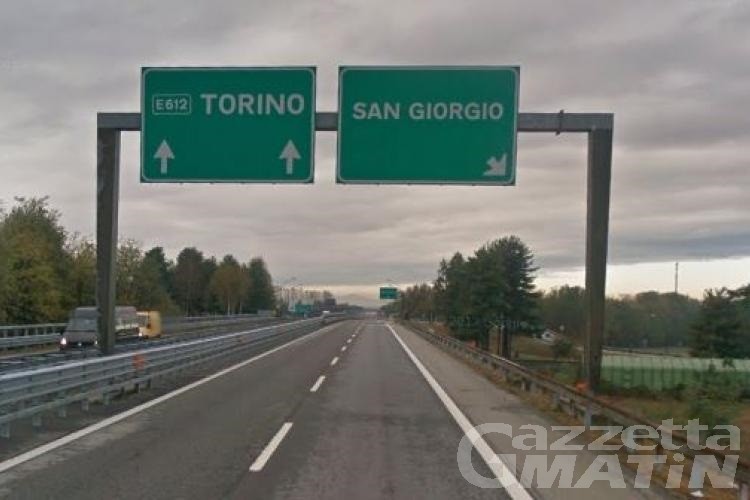 Si ribalta con l’auto in autostrada, valdostano al CTO di Torino Si ribalta con l’auto in autostrada, valdostano al CTO di Torino