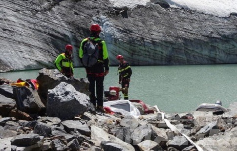 Cogne, un canale di scarico per il lago Grand Croux Cogne, un canale di scarico per il lago Grand Croux