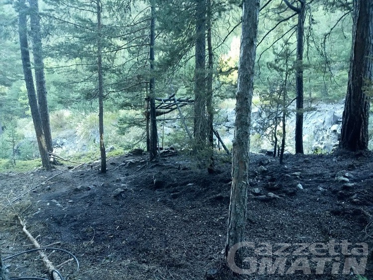 Sarre: casetta costruita da ragazzini va a fuoco, principio di incendio boschivo domato Sarre: casetta costruita da ragazzini va a fuoco, principio di incendio boschivo domato