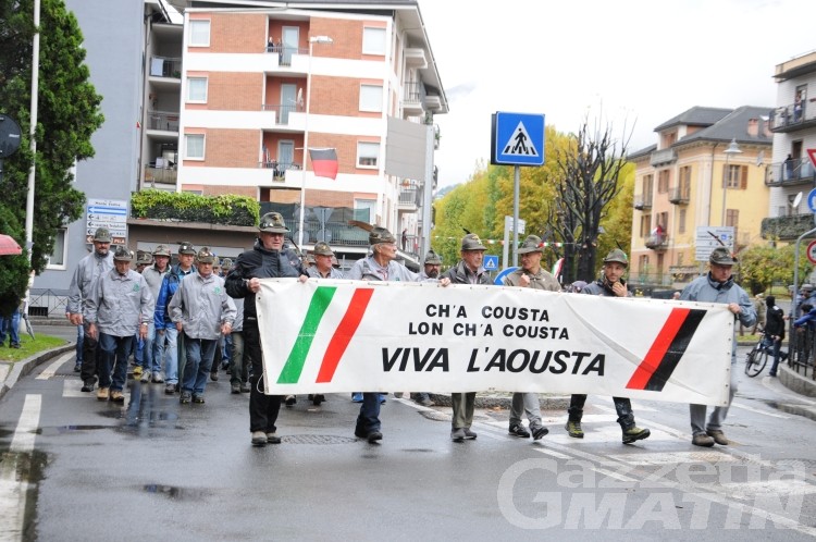 Alpini: la pioggia penalizza le sfilate, in tremila ad Aosta Alpini: la pioggia penalizza le sfilate, in tremila ad Aosta