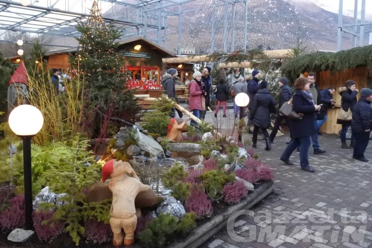 Natale: ad Aosta mercatini e pista di pattinaggio in piazza Natale: ad Aosta mercatini e pista di pattinaggio in piazza