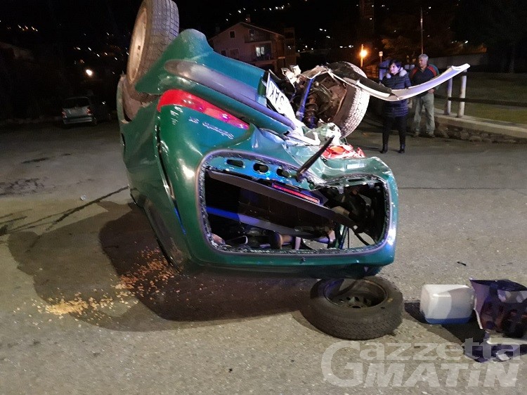 Gressan, scontro frontale tra due auto: tre feriti, uno è un passante Gressan, scontro frontale tra due auto: tre feriti, uno è un passante