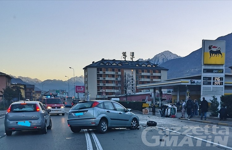 Auto ribaltata, tre persone in Pronto soccorso Auto ribaltata, tre persone in Pronto soccorso