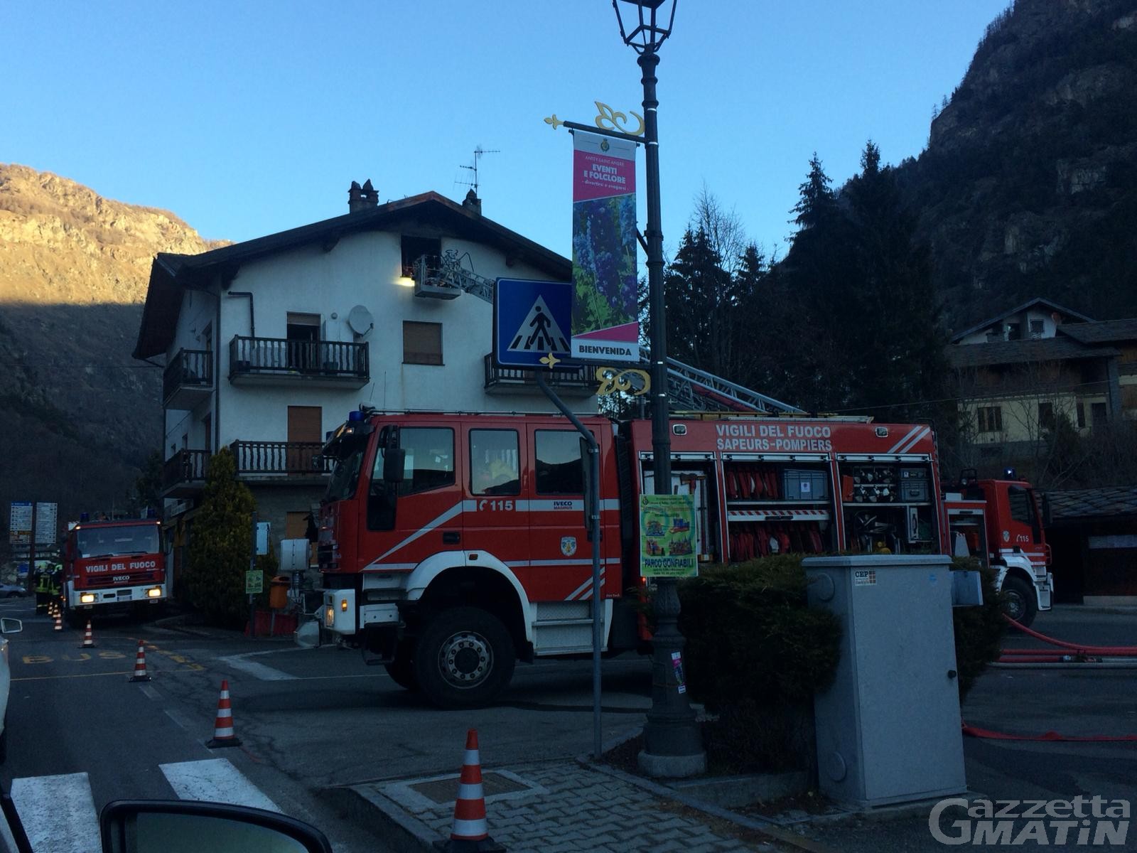 Incendio ad Antey: tre ragazzi si buttano dal terzo piano per sfuggire alle fiamme Incendio ad Antey: tre ragazzi si buttano dal terzo piano per sfuggire alle fiamme