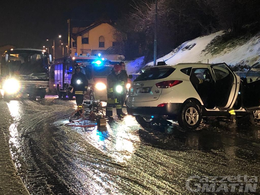 Pullman contro auto a Pont-Suaz, una donna in ospedale Pullman contro auto a Pont-Suaz, una donna in ospedale