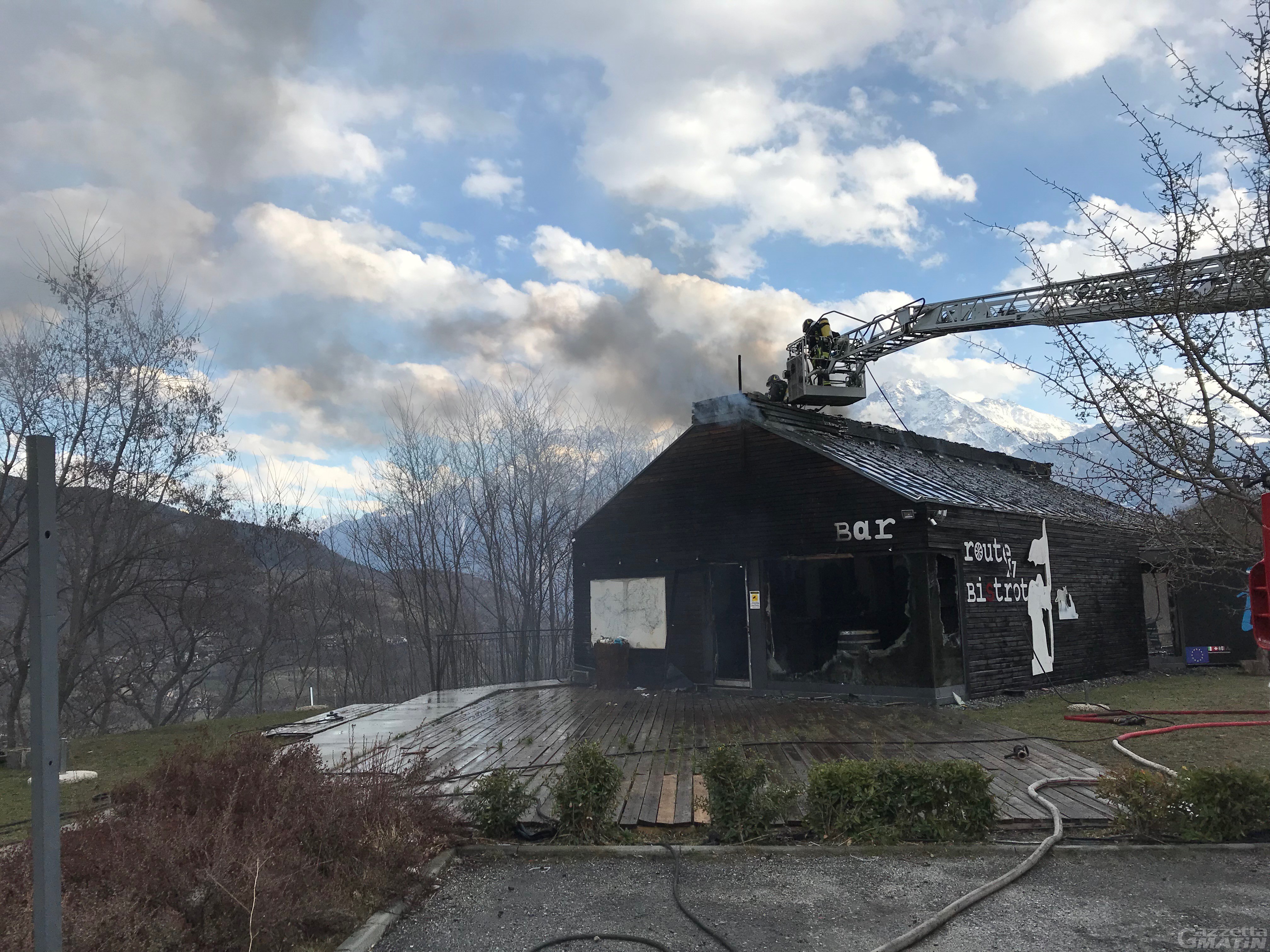 Gignod: incendio devasta l’ex punto informazioni sulla SS27 Gignod: incendio devasta l’ex punto informazioni sulla SS27