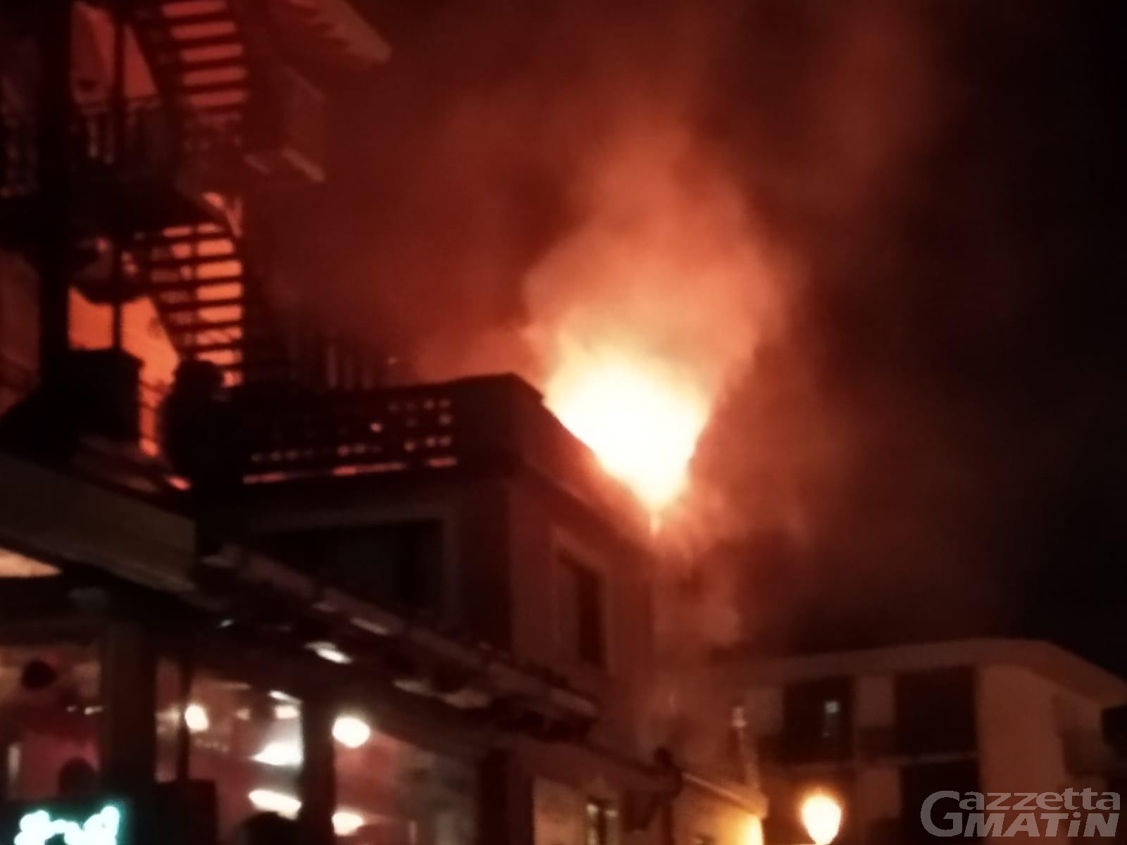 Breuil Cervinia, incendio in ristorante durante i festeggiamenti della Dama Bianca Breuil Cervinia, incendio in ristorante durante i festeggiamenti della Dama Bianca