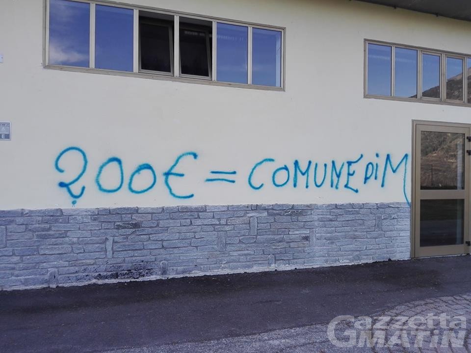 Vandalismo a Gignod: imbrattato il muro dell’area ricreativa Vandalismo a Gignod: imbrattato il muro dell’area ricreativa