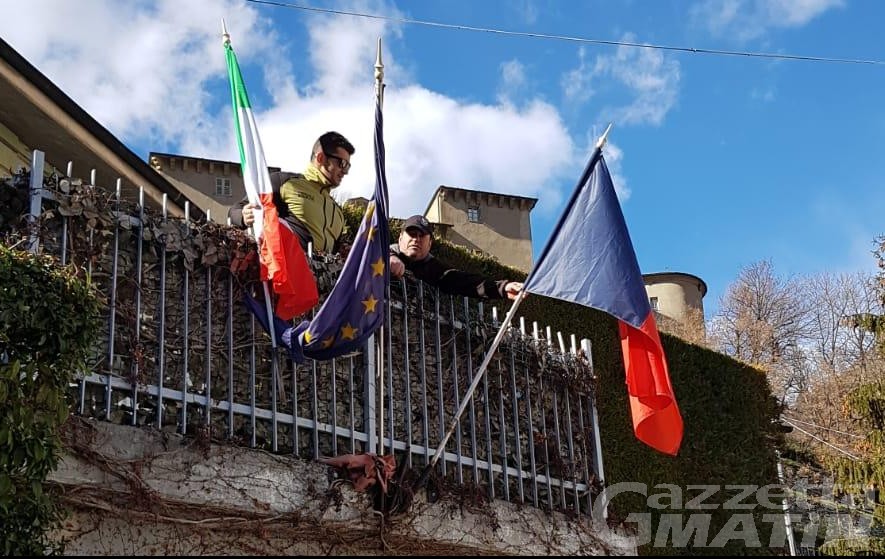 Châtillon: CasaPound sostituisce le bandiere logore dell’asilo Châtillon: CasaPound sostituisce le bandiere logore dell’asilo