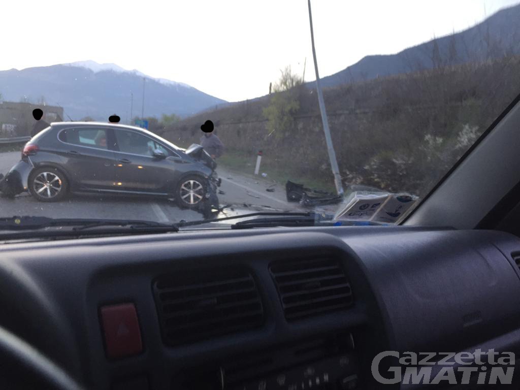 Quart: incidente stradale sulla SS26, sul posto 118 e Vigili del fuoco Quart: incidente stradale sulla SS26, sul posto 118 e Vigili del fuoco