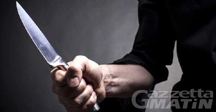 Minaccia la ex compagna con un coltello, arrestato per stalking Minaccia la ex compagna con un coltello, arrestato per stalking