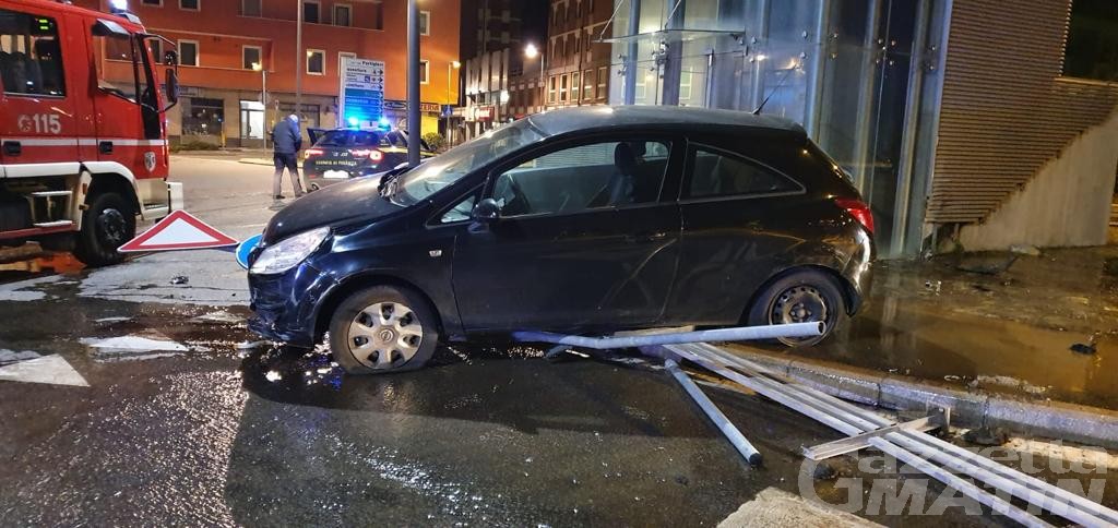Aosta: auto finisce fuori strada e distrugge un idrante Aosta: auto finisce fuori strada e distrugge un idrante