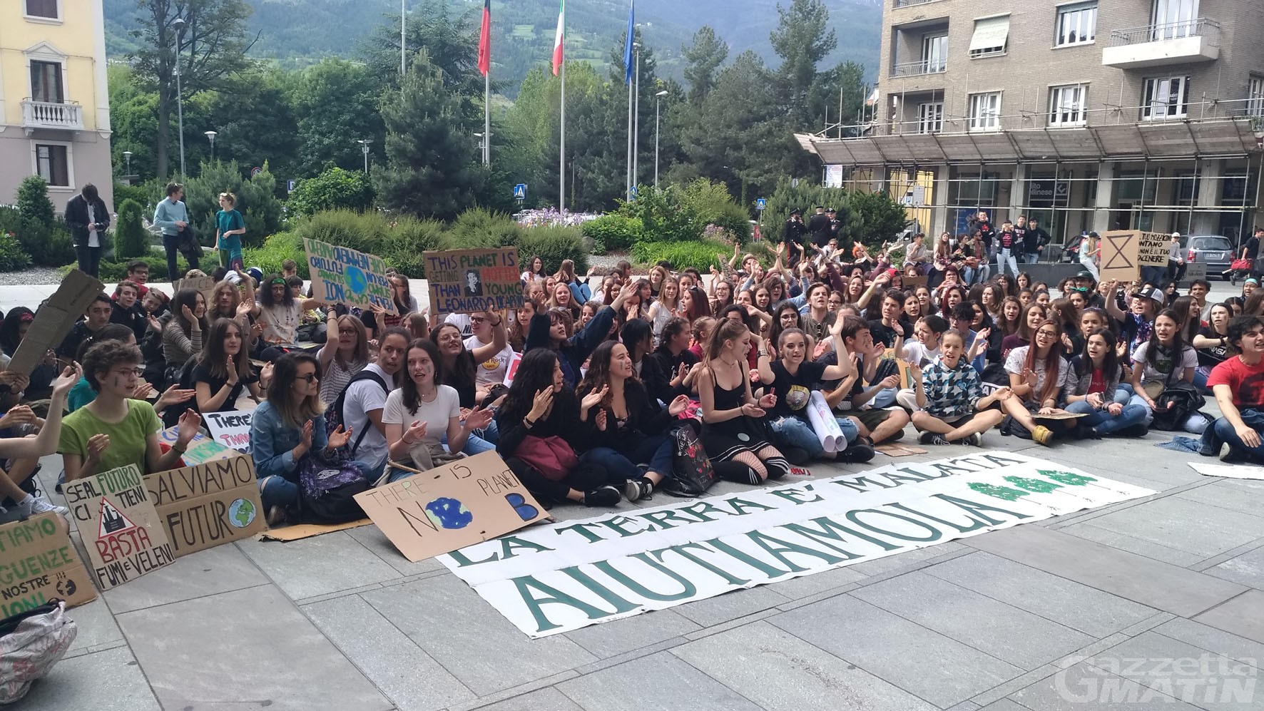 Ambiente: un centinaio di ragazzi in piazza per #fridayforfuture Ambiente: un centinaio di ragazzi in piazza per #fridayforfuture