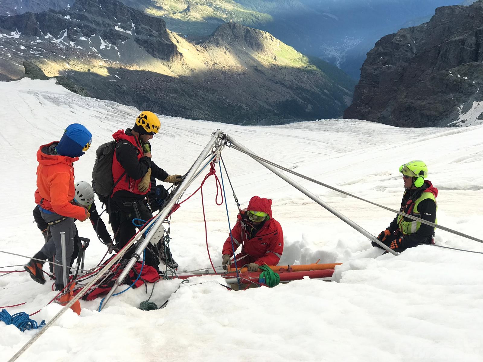 Valtournenche: recuperato il corpo senza vita dell’alpinista caduto in un crepaccio (video) Valtournenche: recuperato il corpo senza vita dell’alpinista caduto in un crepaccio (video)