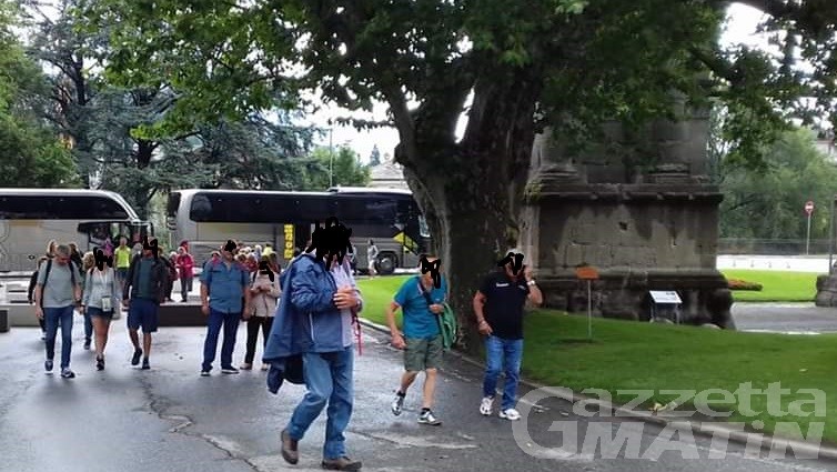 Aosta, Arco di Augusto: prosegue la pedonalizzazione, ma i pullman se ne infischiano Aosta, Arco di Augusto: prosegue la pedonalizzazione, ma i pullman se ne infischiano