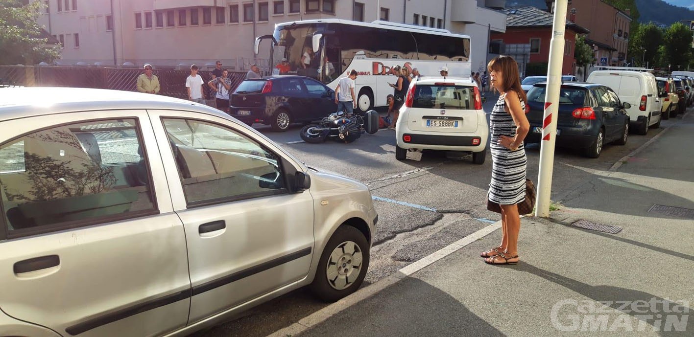 Incidenti: motociclista investito da auto in via Garibaldi ad Aosta Incidenti: motociclista investito da auto in via Garibaldi ad Aosta