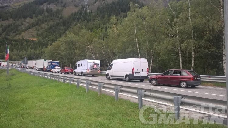 Traffico, due ore di coda al Monte Bianco
