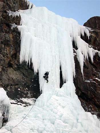 Cade da cascata di ghiaccio, grave scalatore
