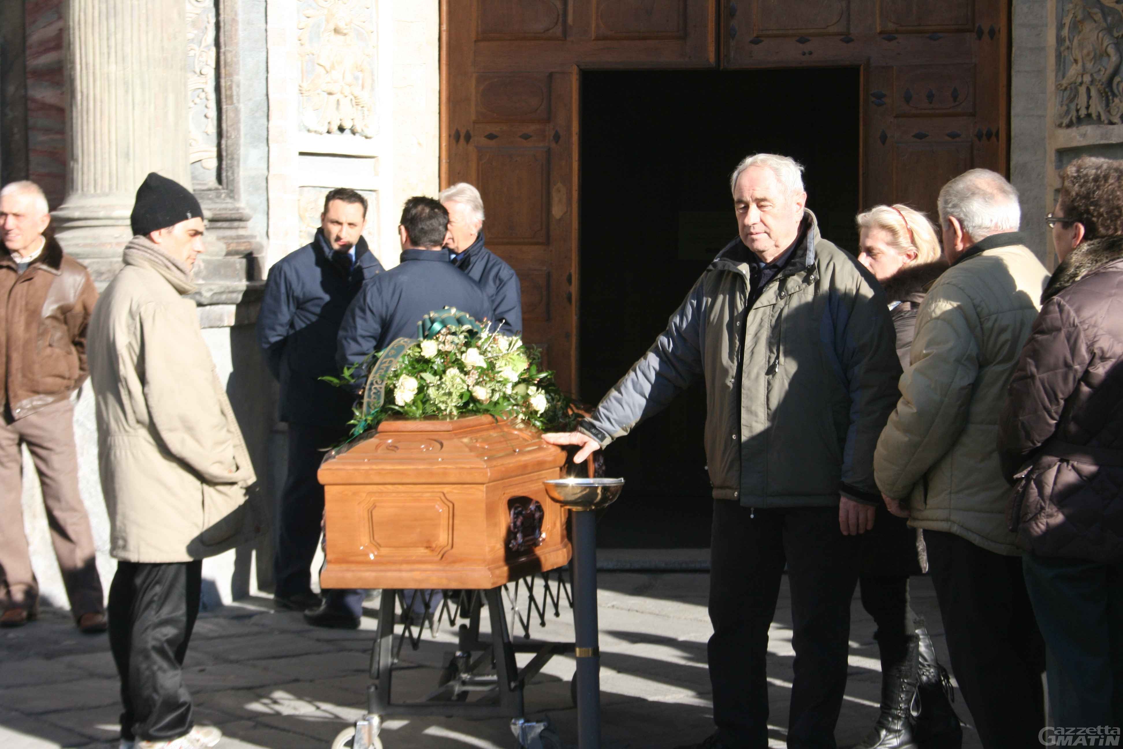 Omicidio Gilardi: la polizia cerca un uomo ritratto nella foto del compleanno