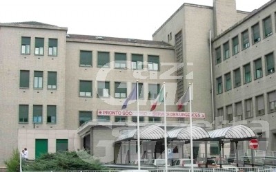 Motociclista contro un muro in statale, grave trauma alla gamba