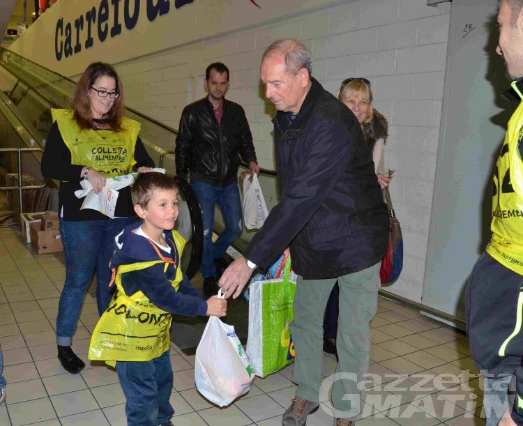 Povertà: due tonnellate di alimenti dai tre Carrefour