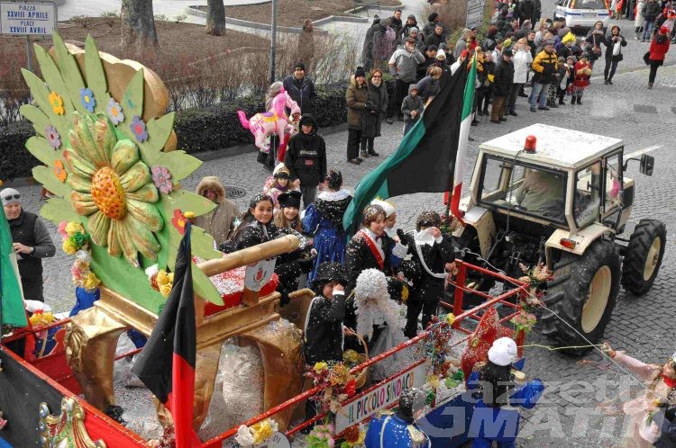 Carnevale: sfilata con brivido a Pont; ultimi preparativi per il martedì grasso