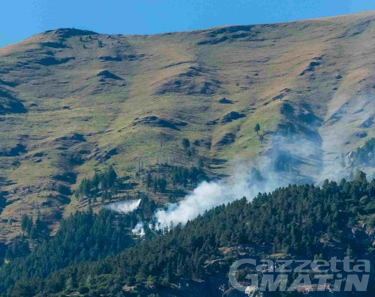 Châtillon: incendio sulle pendici del Monte Zerbion