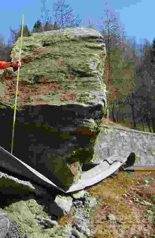 Champorcher, masso sulla strada regionale che rimarrà chiusa in notturna
