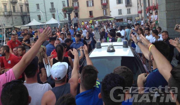 Bagarre in piazza: arbitro insulta tifosa, salvato dai Carabinieri