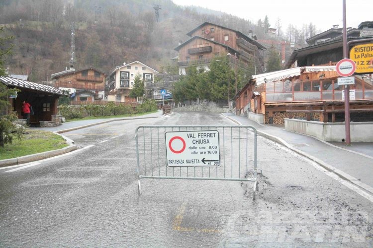 Frana di La Saxe, spostate 250 persone dagli alberghi chiusi