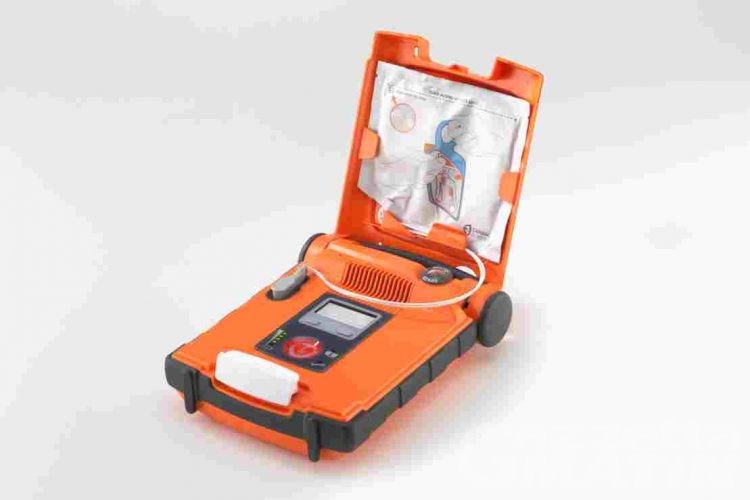 Prevenzione: l’azienda Usl consegna tre nuovi defibrillatori semiautomatici