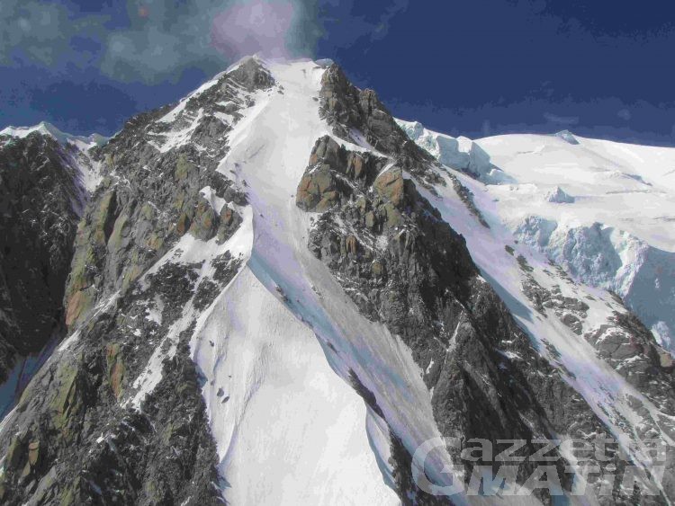 Incidenti in montagna: due alpinisti travolti da una valanga sul Monte Bianco, sono feriti