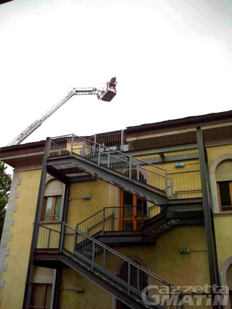 Lose pericolanti sul tetto del liceo artistico: intervento di bonifica dei Vigili del Fuoco