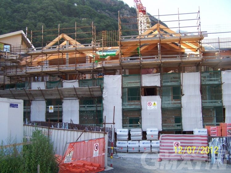 Crisi: imprenditore sale su una gru e si incatena per protestare contro «il mancato pagamento di lavori eseguiti»