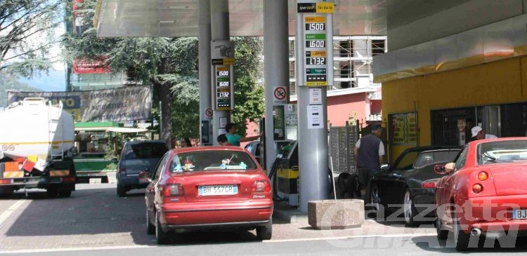 Prezzi: in aumento, ma calano carburanti ed energia