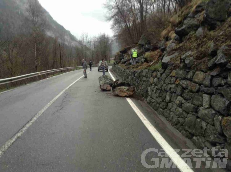 Caduti alcuni massi sulla strada regionale della Valtournenche
