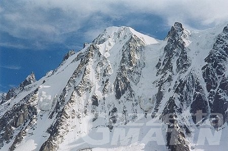 Incidente in montagna: due alpinisti francesi dispersi sul Monte Bianco a causa del maltempo