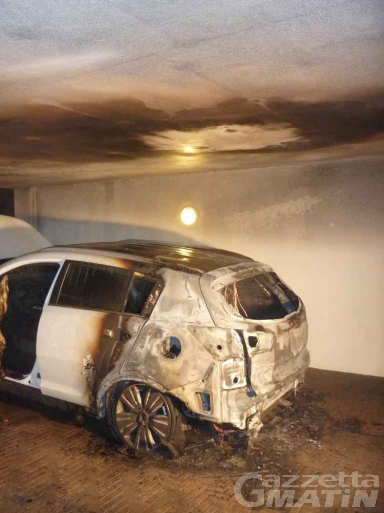 Auto in fiamme ad Aosta, gli inquirenti: «Rogo doloso»