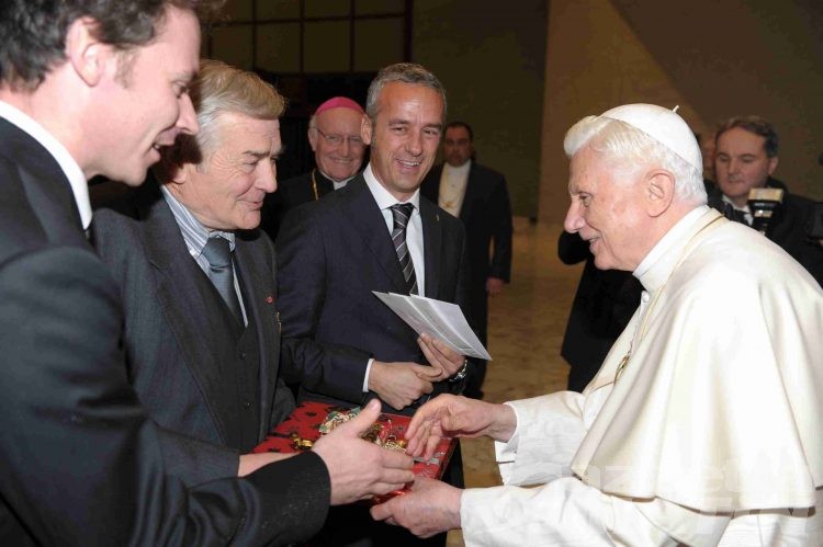 Gli auguri di Introd a papa Benedetto XVI