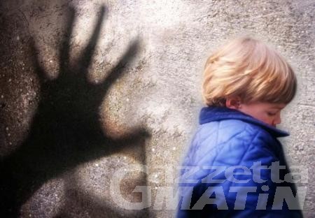 Violenza sessuale su minore: la Procura indaga sul padre e sull’amico